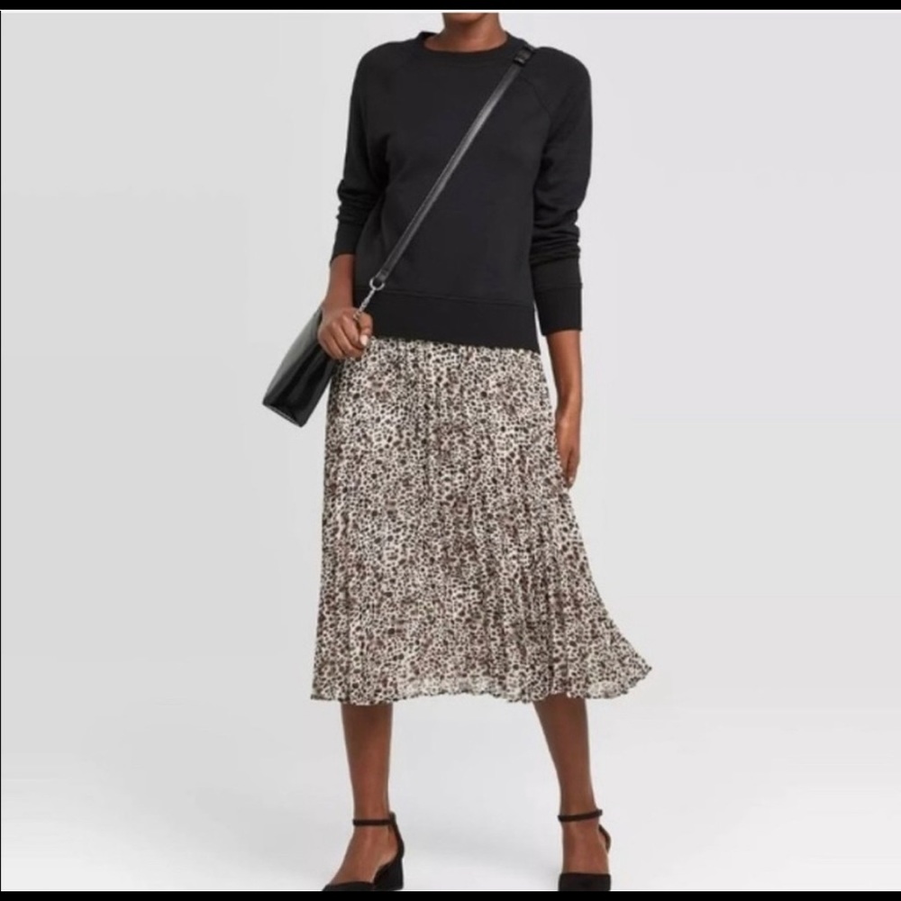 Pleated leopard print skirt